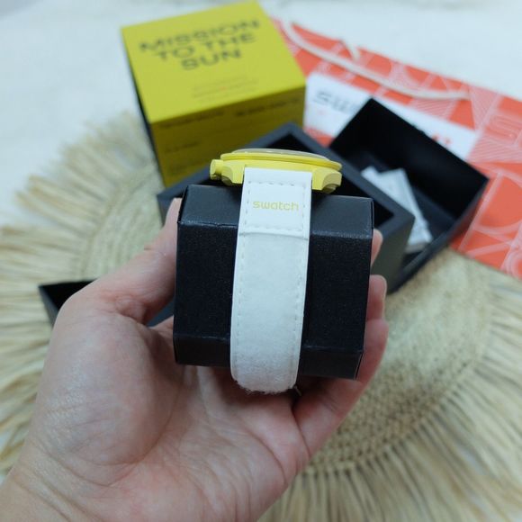 Omega x Swatch Bioceramic Moonswatch Mission to the Sun - Picture 4 of 13